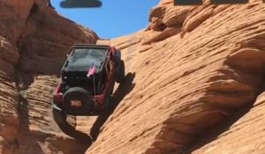 Un 4x4 grimpe un canyon