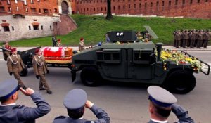 Pologne : ré-inhumation de Lech Kaczynski