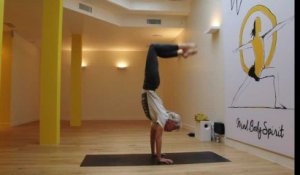 Quatre positions pour faire du yoga comme Ashton Kutcher