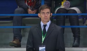 Un agent de sécurité Russe ne peut pas s'empêcher de danser pendant un match de la KHL