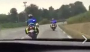 Un couple escorté par les motards de la gendarmerie