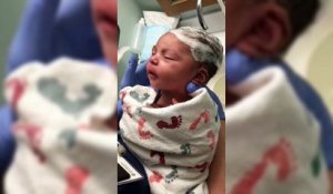 Un bébé recevant son premier shampoing fait fondre les internautes