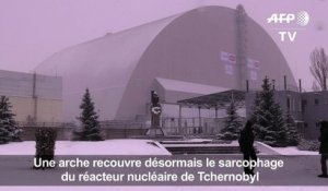 Une arche sur le sarcophage du réacteur nucléaire de Tchernobyl