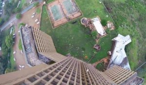 Parkour impressionnant qui va finir en base Jump