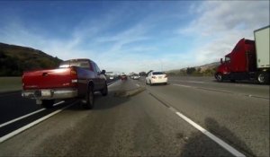 Ce motard roule et tombe sur une échelle sur l'autoroute - C'est vraiment pas son jour!