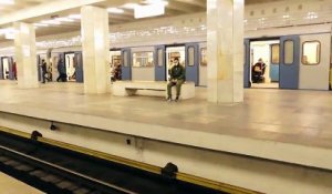 Russie : ce que cet homme fait au passage du métro divise toute la toile. Spectaculaire !