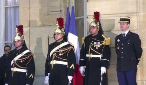 Passation: Manuel Valls salue en Bernard Cazeneuve un "frère"