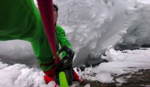Escalade impressionnante d'une parois glacée sous une cascade !