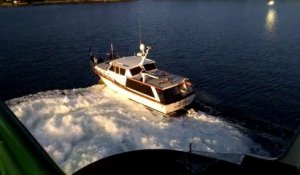 Un petit bateau essaie de couper la route d'un ferry... Mais t'es pas malade???