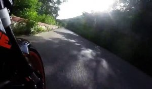 Ce motard évite le drame de peu en frôlant une voiture à contre sens