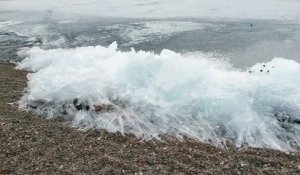 Cette vague de glace avance sur le lac Baïkal en russie...