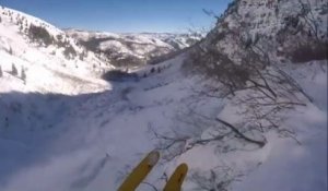 Un skieur se fait surprendre par une falaise