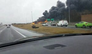 Enorme incendie après le crash d'un camion qui transporte de l'essence sur l'autoroute