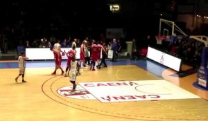 Hervé Coudray envoie un coup d'épaule à un joueur lors d'un match de basket