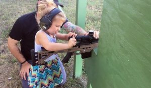 Cette fillette de 4 ans tire au sniper avec son père !