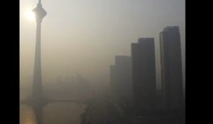 En alerte rouge, la Chine étouffe sous un épais brouillard de pollution