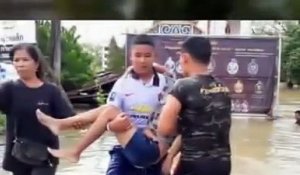 Un jeune homme sauve une jeune fille pendant une inondation !