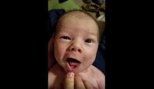 Un bébé chante « O Holy Night »