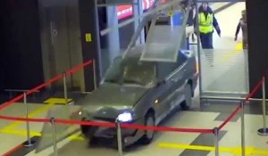 Il traverse tout un aéroport au volant de sa voiture