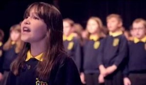Une enfant autiste chante « Hallelujah » avec une chorale