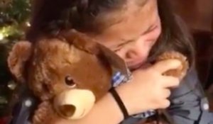 Des petites filles reçoivent un ours en peluche avec la voix de leur grand-père à l'intérieur !
