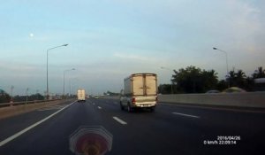 Un camion perd une roue en pleine autoroute
