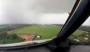 Il pose son avion en traversant un nuage de pluie - Atterrissage magnifique