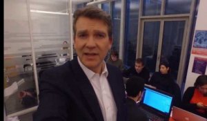 Arnaud Montebourg fait ses voeux pour 2017 avec une perche à selfie