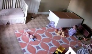 Un enfant sauve son jumeau coincé sous un meuble