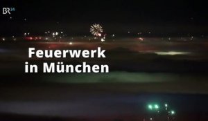 Les feux d'artifice de Nouvel An dans le brouillard filmés depuis la tour Olympiaturm à Munich