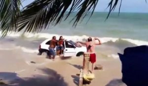 Un homme explose le pare-brise d'une voiture car elle roule sur la plage !