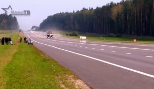 Des avions de chasse se posent sur une autoroute en Biélorussie