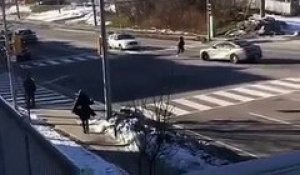 Une femme monte sur une voiture de police et tente d’exploser le pare-brise