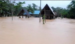 Des pluies diluviennes changent des routes en cours d'eau dans le sud de la Thaïlande