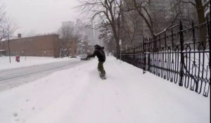 Il ride en snowboard dans les rues de Montreal !