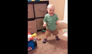 Ce bébé apprend à marcher : découvrez ce qui le fait rire à chaque fois qu’il fait un pas