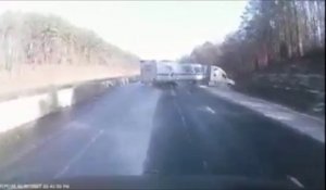 Ce chauffeur de camion perd le controle du véhicule et fait un tete à queue