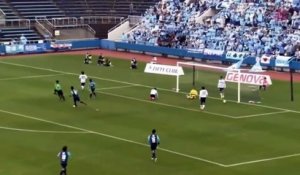 À 48 ans, Kazuyoshi Miura marque un but de la tête lors d'un match de foot