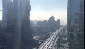 Pékin : à partir de son bureau, il filme le rapide ensevelissement de la ville sous un nuage de smog. Effrayant !