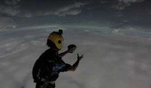 Des parachutistes se lancent une noix de coco dans les airs !
