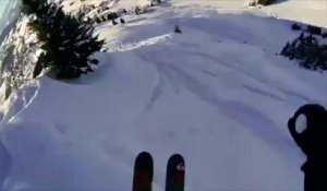 Un skieur survole les policiers pour les narguer