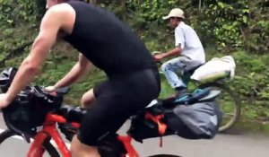 Deux triathlètes à vélo ridiculisés par un vieux fermier colombien