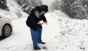 A 101 ans, elle découvre pour la première fois la neige !