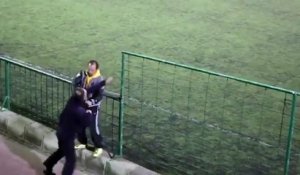 Deux pères se battent pendant le match de foot de leurs fils