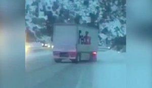 Un camion de la FedEx tente d'avancer sur la glace !