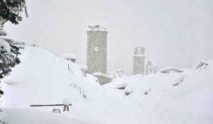 Le centre de l'Italie pétrifié au lendemain d'une série de nouveaux séismes et de fortes chutes de neige