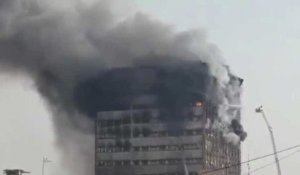 Téhéran : un immeuble de 15 étages s'effondre en direct à la télévision