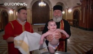 Le baptême d'un nouveau-né en Géorgie
