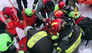 Avalanche en Italie : des survivants sont extraits des décombres