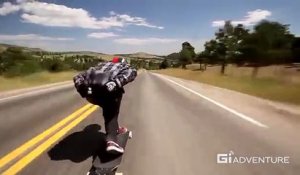 En skateboard à plus de 110km/h sur une route dangereuse